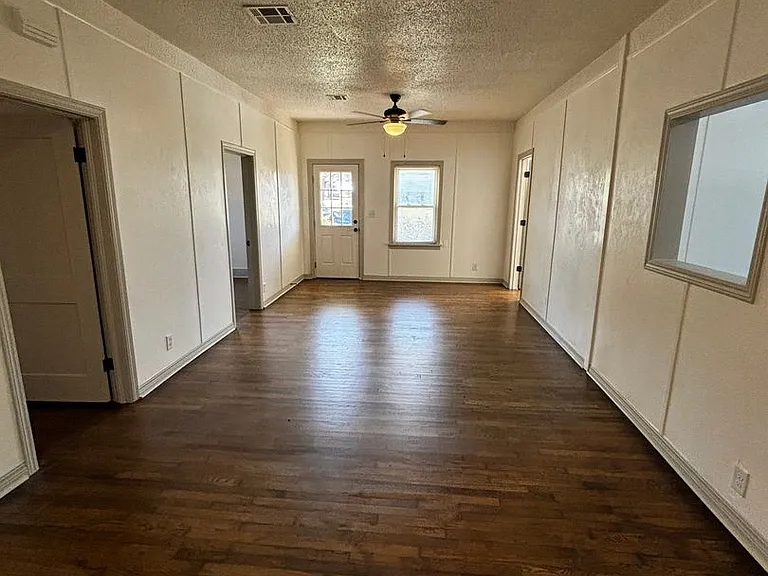 1100 W Wade St — Photo 3