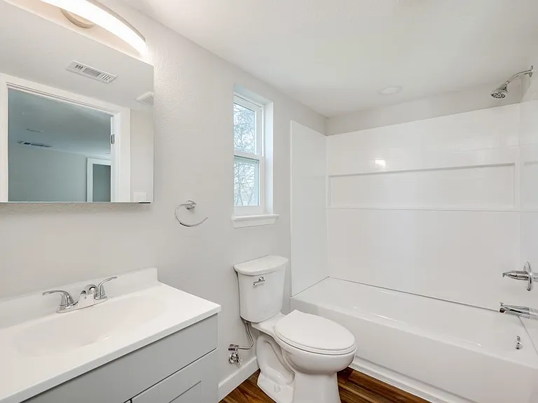 809 N West St — Photo 24