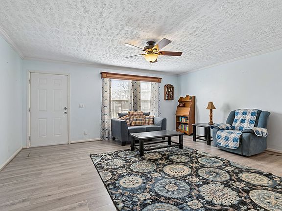 5th image of 555 Wesley Chapel Rd