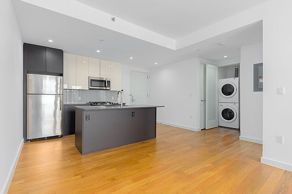 1st image of 31-43 Vernon Blvd #516