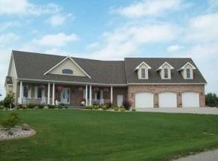 W7470 Ridgeside Dr, Neenah, WI 54942