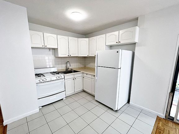 4th image of 20 W 69th St #C