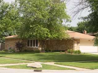 8391 Beller Dr, Darien, IL