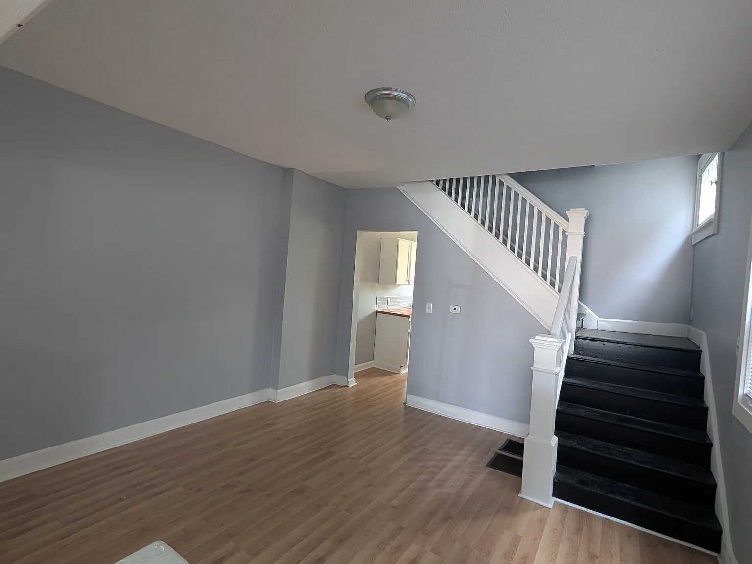 3 bed, 1100 sqft, $1,600 — Photo 3