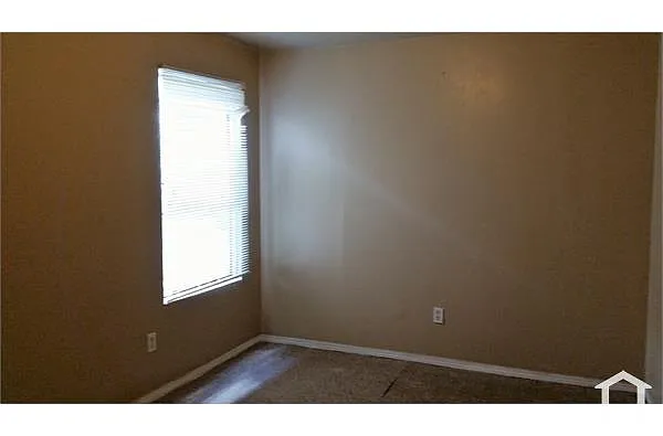 Building Photo - 204 E Dullnig Ct #13