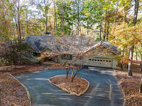 The home has a gentle sloping driveway that slopes towards the golf course but is level at the house and in the garage. (It is a part of Mountain living)