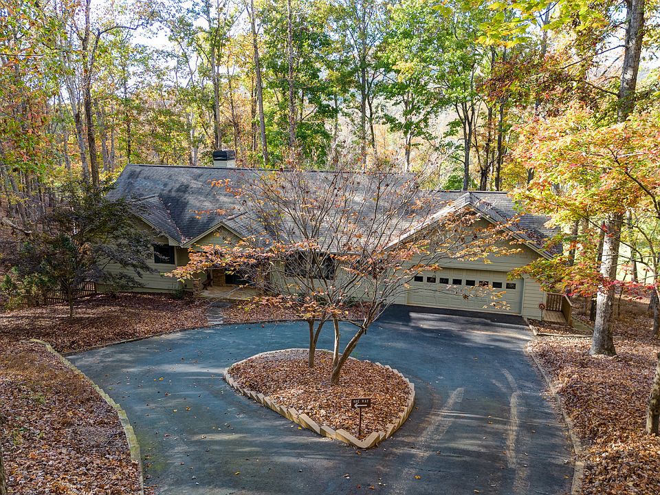 The home has a gentle sloping driveway that slopes towards the golf course but is level at the house and in the garage. (It is a part of Mountain living)