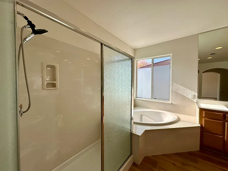 Upstairs: 
Master Bathroom 
(standing shower and soaking tub)