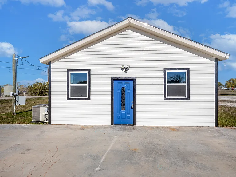147 Western Lake Dr — Photo 2