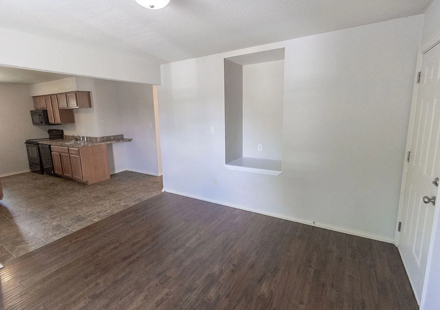 Stonegate Complex -- Fully Furnished and Utilities Included! — Photo 4
