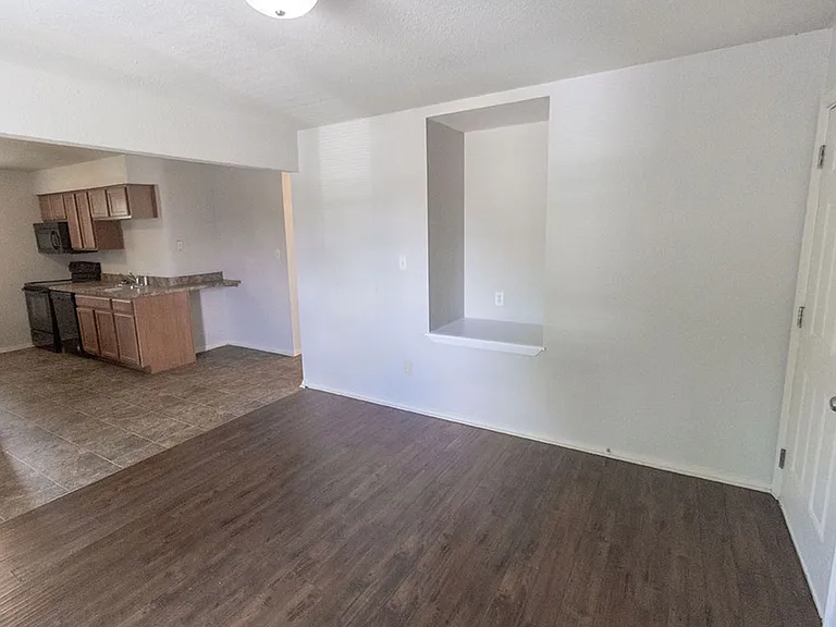 1015 W Ash St — Photo 4