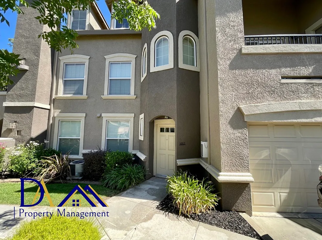 1012 Vessona Cir — Photo 1