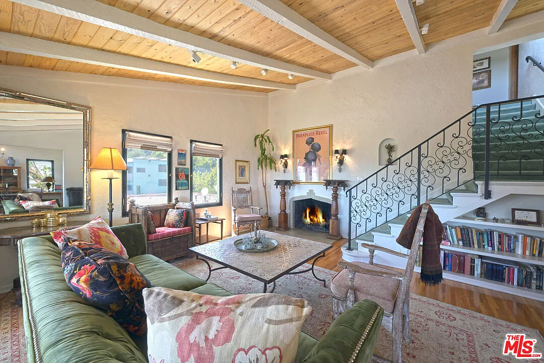 3 bed, 2.0 bath, 1860 sqft, $8,000 — Photo 1