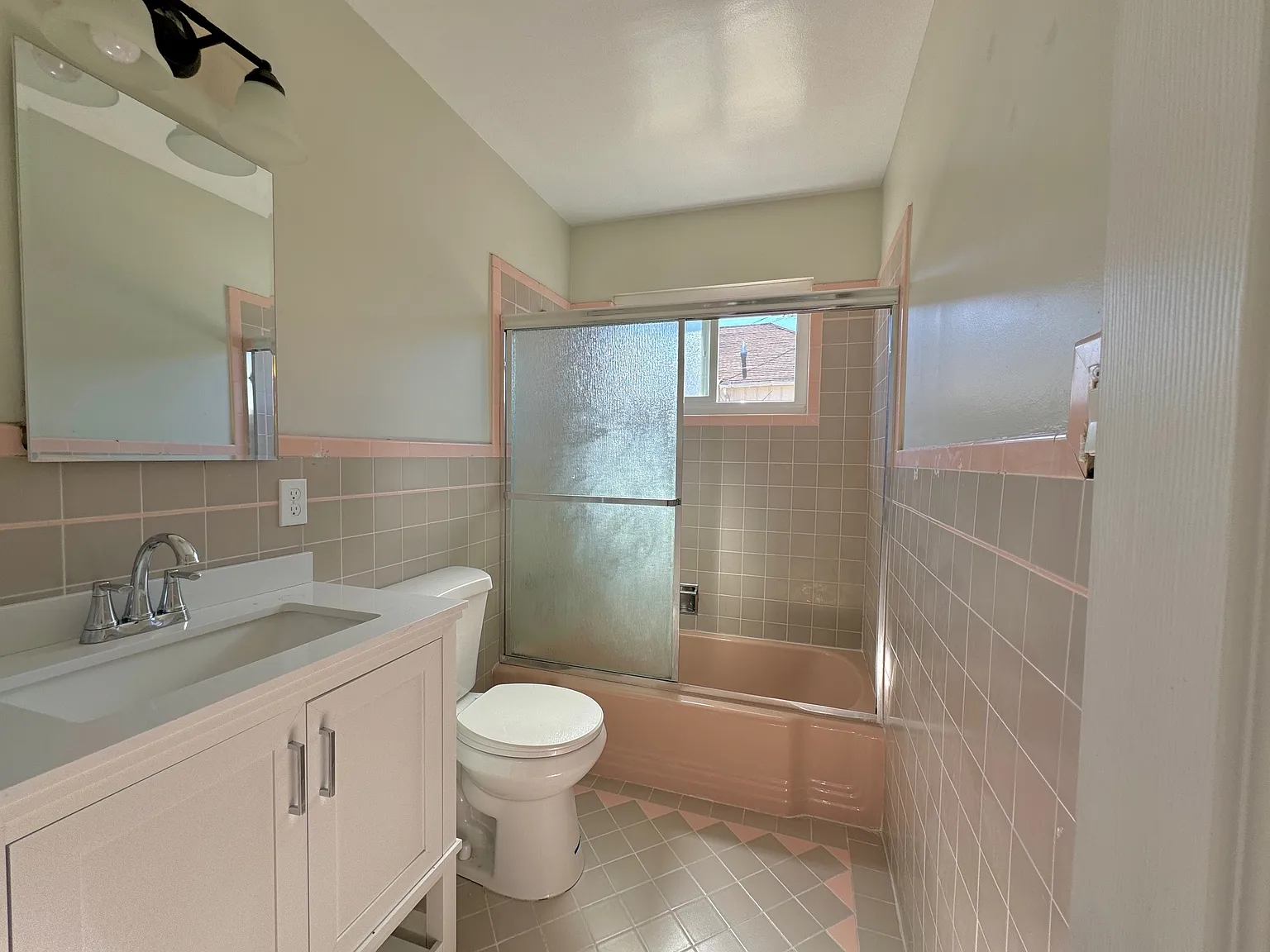 2 bed, 850 sqft, $2,400 — Photo 4