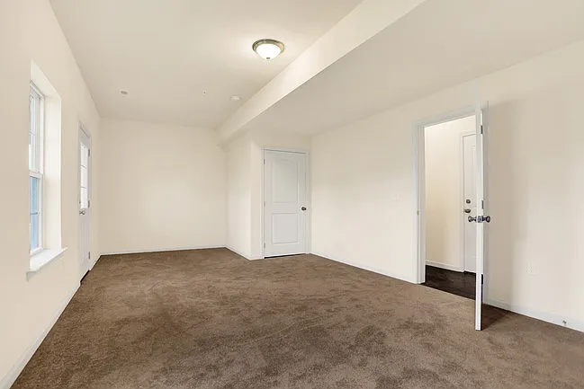 81 Simon Ct — Photo 32