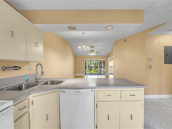 4th image of 1023 Banks Road #201