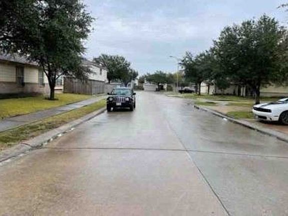 Exterior Neighborhood (street photo)