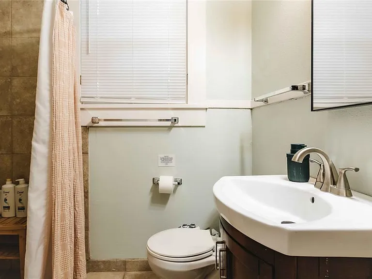 2623 Salado St #B — Photo 15