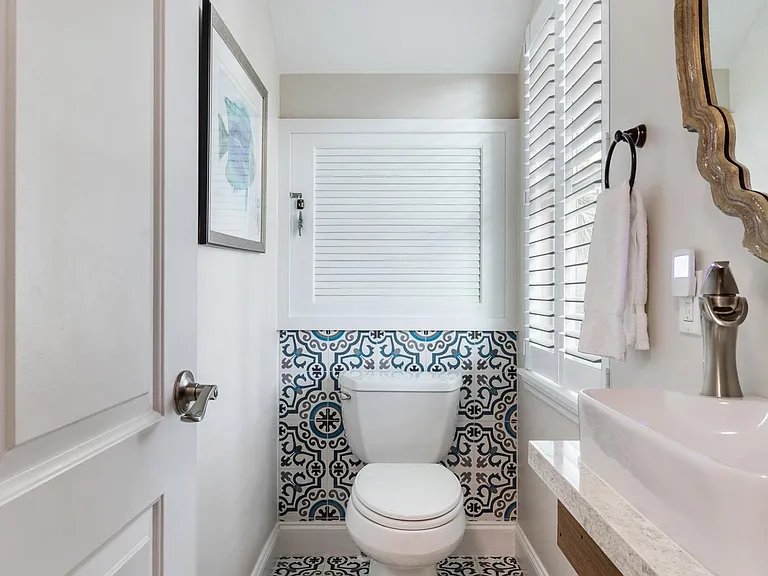 1/2 Bathroom