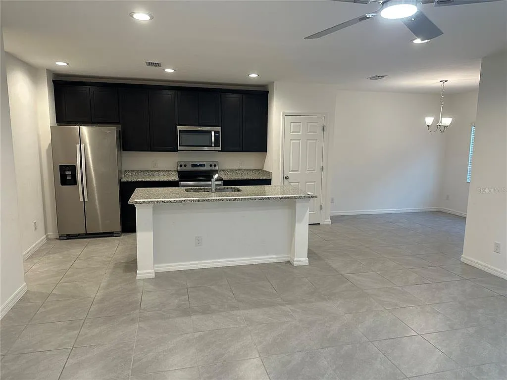 4 bed, 2.5 bath, 2144 sqft, $2,600 — Photo 4