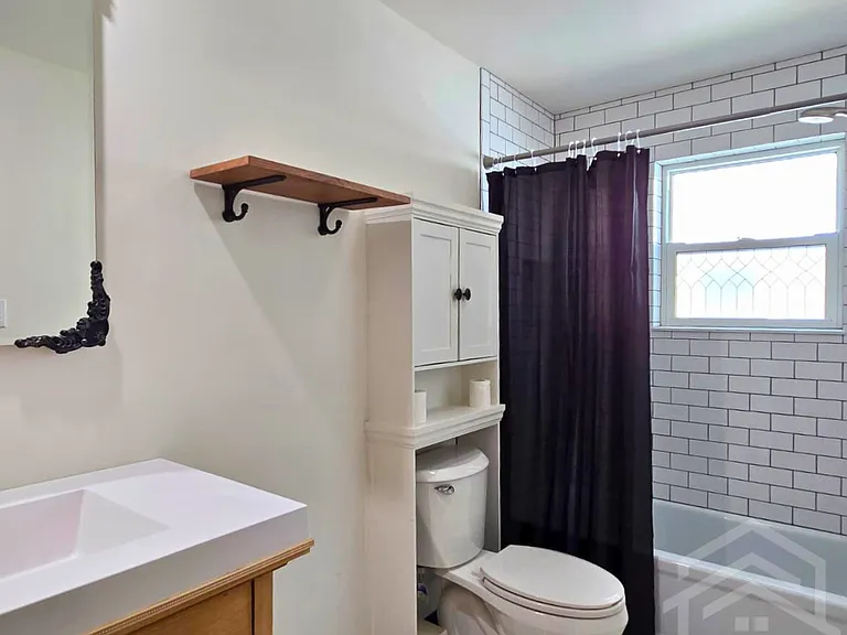 632 Broadway St — Photo 6