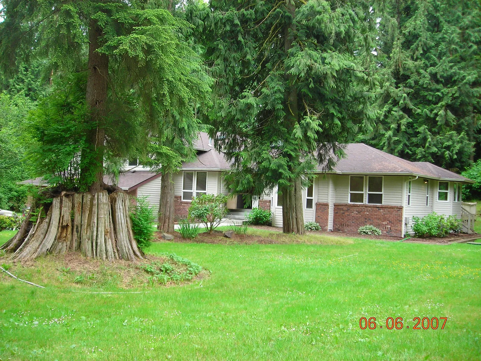 5 bed, 4000 sqft, $5,949 — Photo 2