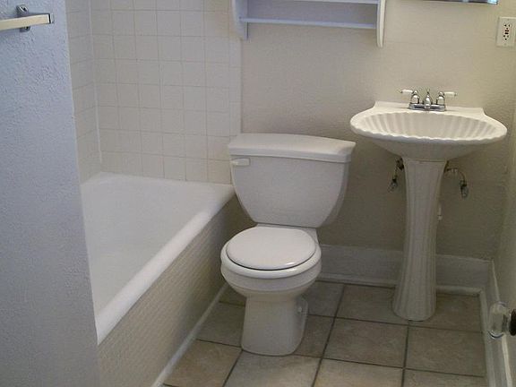 4th image of 2920 W Bay View Ave #A