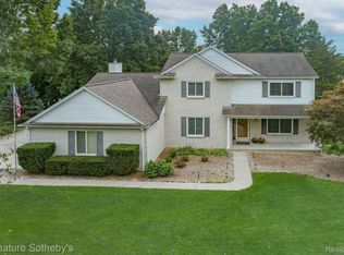 674 River Oaks Dr, Milford, MI 48381