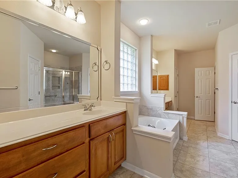 2405 Speidel Dr — Photo 10