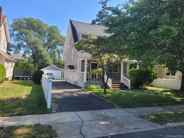 8 Rolling Street, Lynbrook, NY 11563