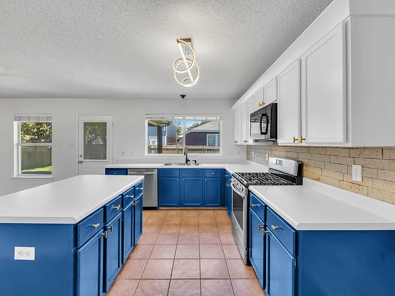 13221 Elmhurst Dr — Photo 17