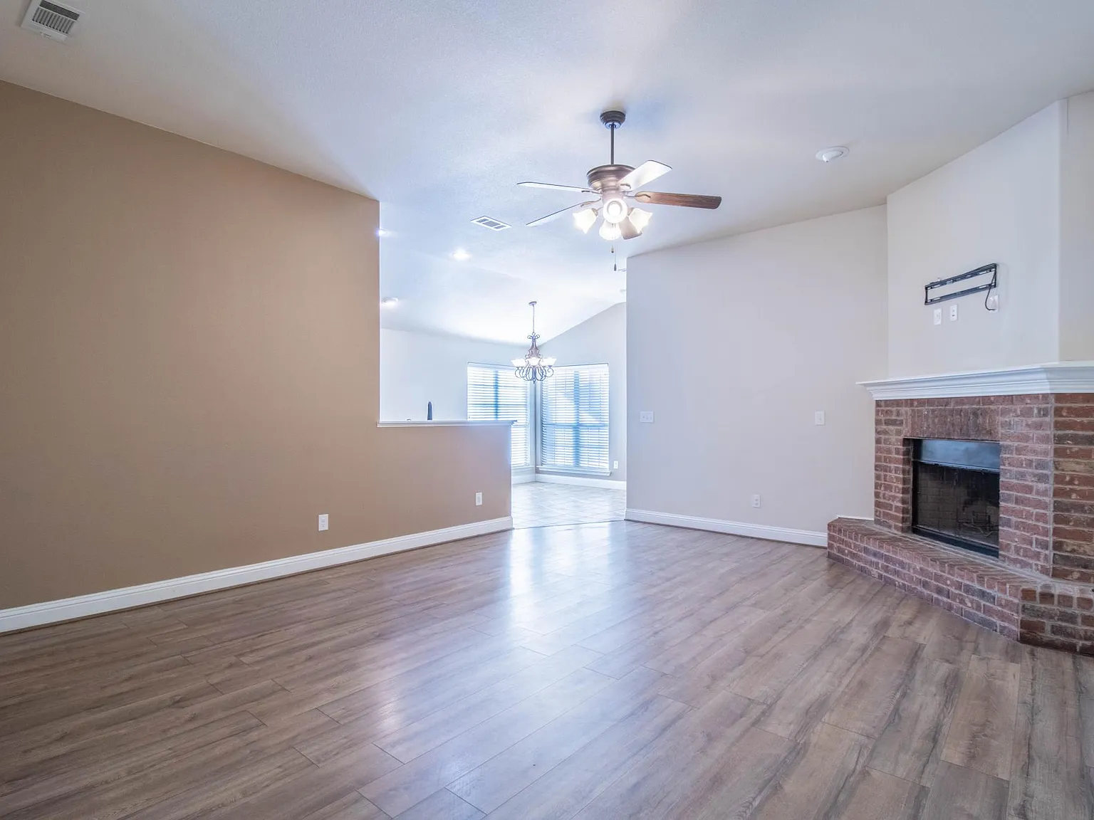3 bed, 1690 sqft, $2,500 — Photo 2