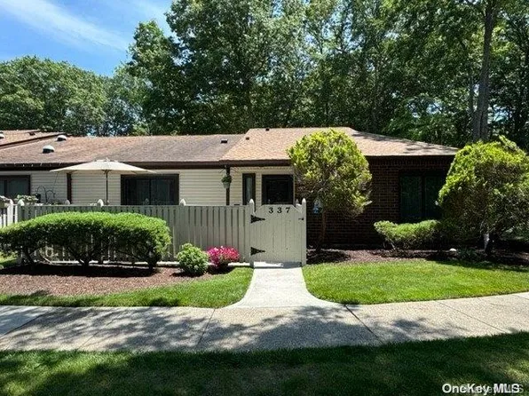 337 Clubhouse Court #405, Coram, NY 11727