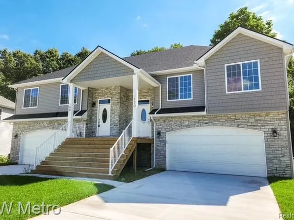 205 Whispering Pines Dr #11, Fenton, MI 48430