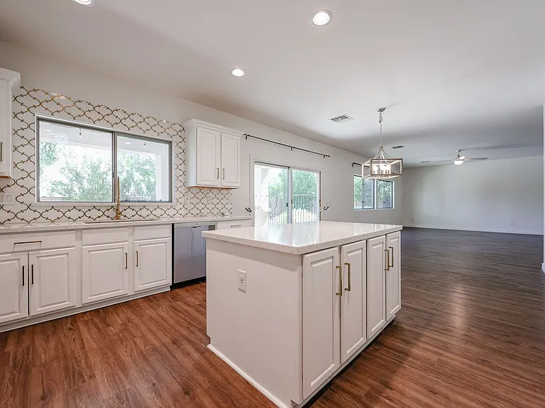 2744 E Donato Dr — Photo 17