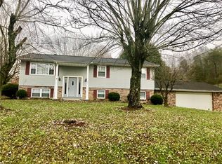 3 Carol Dr, Hurricane, WV 25526