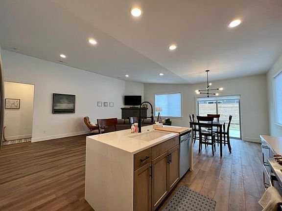 4th image of 140 Southshore Ave