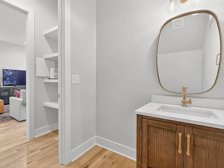 1810 Owen St — Photo 10