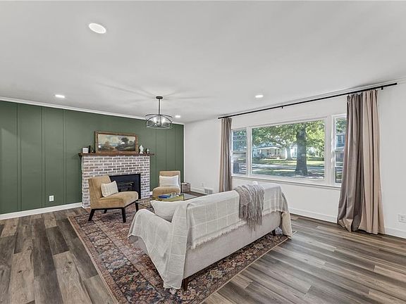 4th image of 227 W 2nd Ave