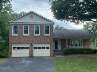3304 Tuckaway Ct, Herndon, VA 20171