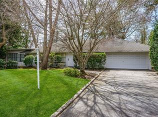 24 Horseshoe Ln, Roslyn Heights, NY 11577