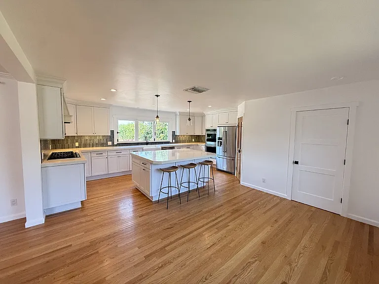 1401 Forest Ave — Photo 7