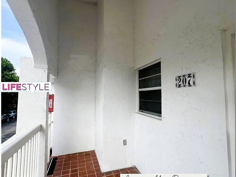 15315 SW 76th Ter — Photo 2