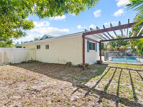 5th image of 837 Gardenia Dr