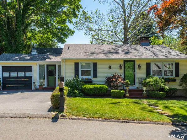 17 Grandview Terrace, Essex, CT 06426
