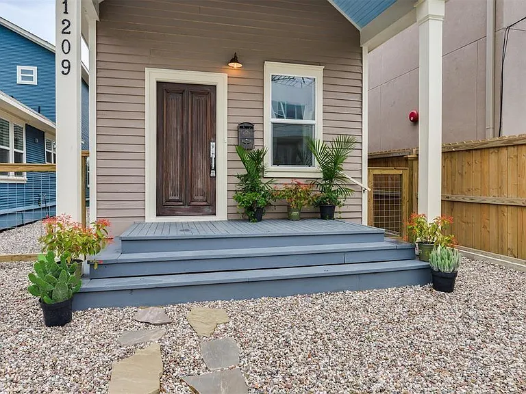 1209 Summer St — Photo 1