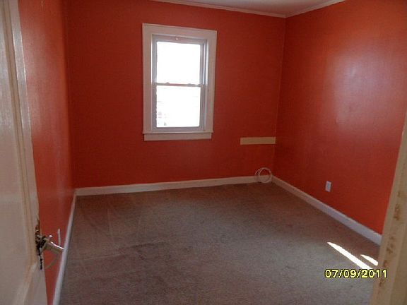 3rd image of 105 Dow St