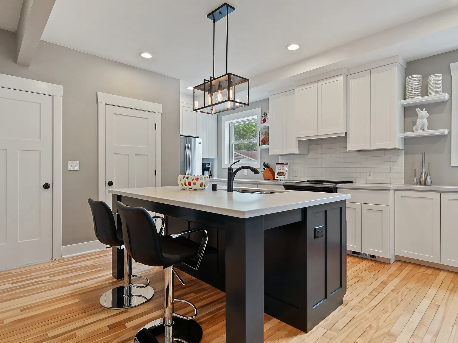 3 bed, 1.5 bath, 1898 sqft, $2,200 — Photo 2