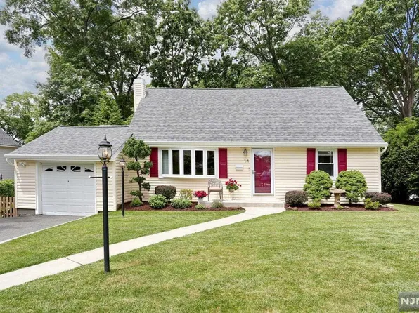 24 Nordham St, Waldwick, NJ 07463
