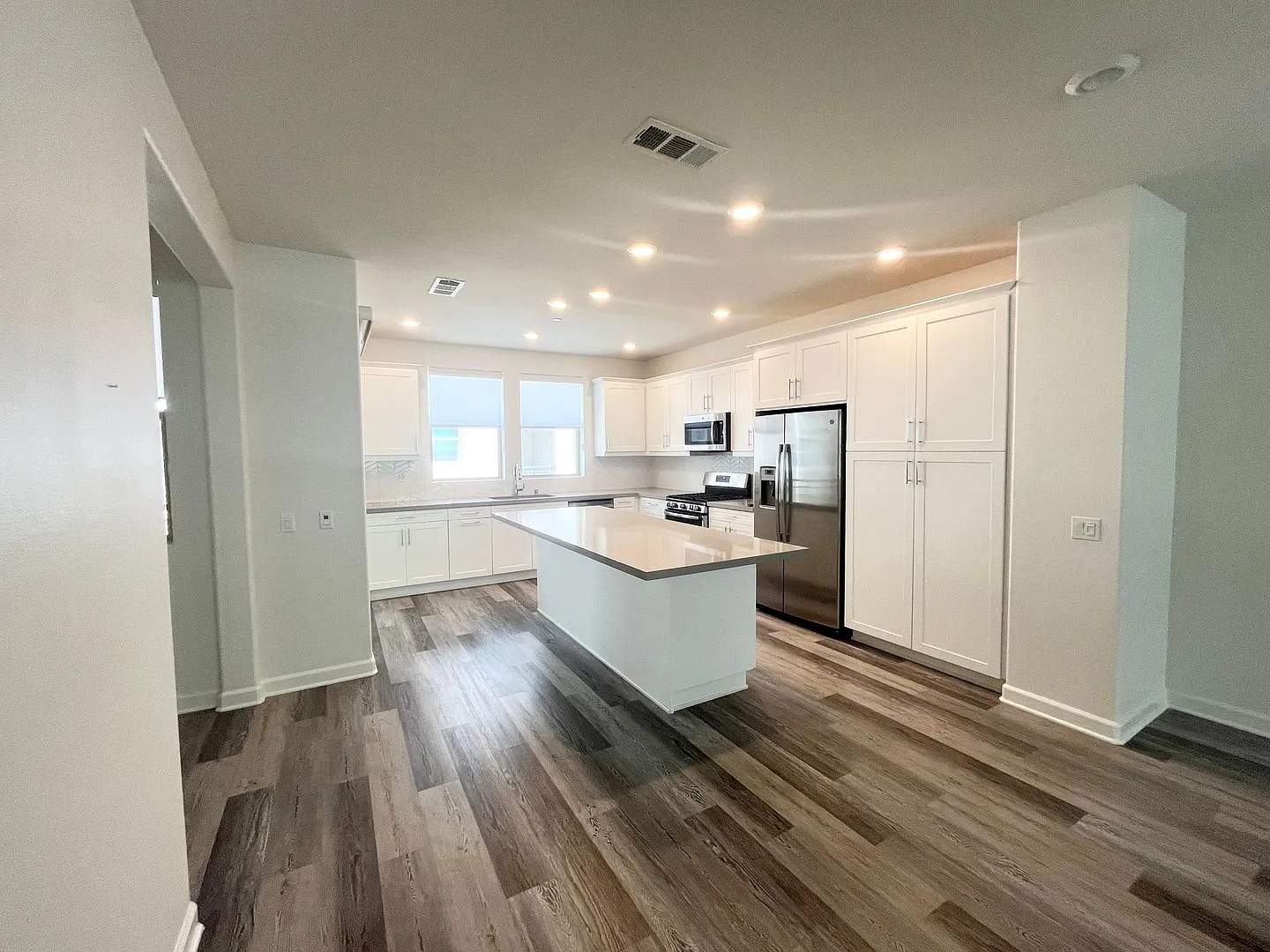Available Now! Gorgeous Modern Townhome in Del Sur's Exclusive Skye Community — Photo 2